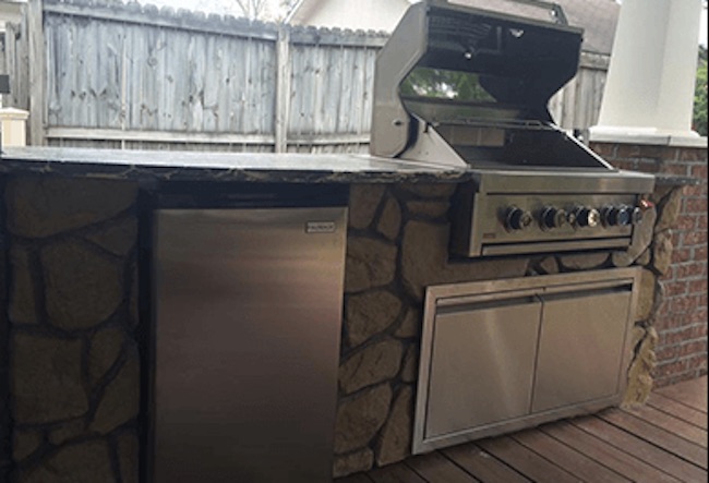 Outdoor Kitchen w/ Open Grill